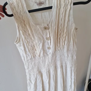 White Dalipeng dress  - White dress cute for summer. Not worn once 