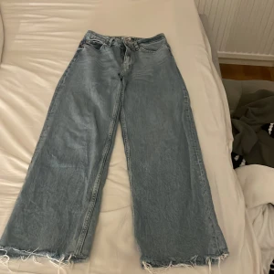 Blå fina jeans  - Jätte fina jeans men säljer de för att de inte kommer till användning skriv gärna för fler bilder men också om ni har nån fråga!