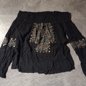 Of shoulder tröja - Tröja från Hollister som inte kommer till användning längre. Bra skick, strlk xs men passar även s