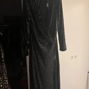 Vacker paljettklänning till studentbal/fest - Otroligt fin paljettklänning från FashionNova i USA med vacker slits Aldrig använd enbart provad etiketten sitter kvar 2XL den är ungefär som strl 50 i passform  Nypris 900:- + tullavgift och frakt
