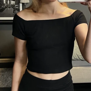 Offshoulder topp från Monki - Söt topp från Monki i bra skick! (Kan se ut som som att den har fläckar, men det är bara min spegel som behöver putsas 🥲)