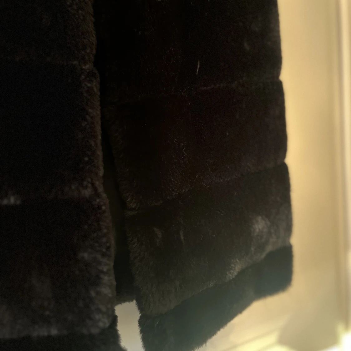 Svart pälsväst - 91