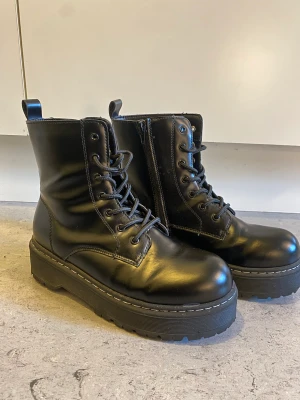 Svarta kängor - Svarta plastkängor St. 38 Knappt använda - i gott skick 