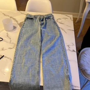 Jeans från Nelly  - Ett par blåa jeans från Nelly, med slits längst ner💕 använda 2 ggr