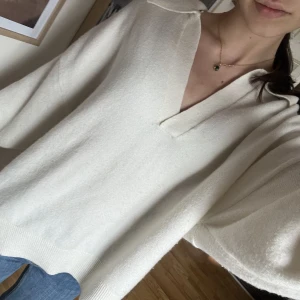 Vit stickad tröja/kofta från H&M - Endast använd fem gånger då den tyvärr är något stor för mig. 150kr + frakt! Skickar alltid spårbar frakt & postbevis 🥰