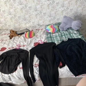 Tröja klänning  - Säljer av med en svart klänning från Gina och tröjor. Säljer allt för 400 annaes skriv för styck pris 