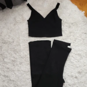 Stickad set - Oanvänd stickad set från hm. Top S byxor M