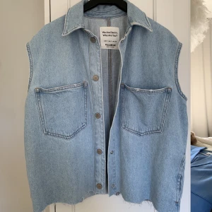 Denimväst - Säljer denna fina denim västen från Pull & Bear. Endast använd 1 gång därför som ny. Storlek S. Frakt tillkommer! 