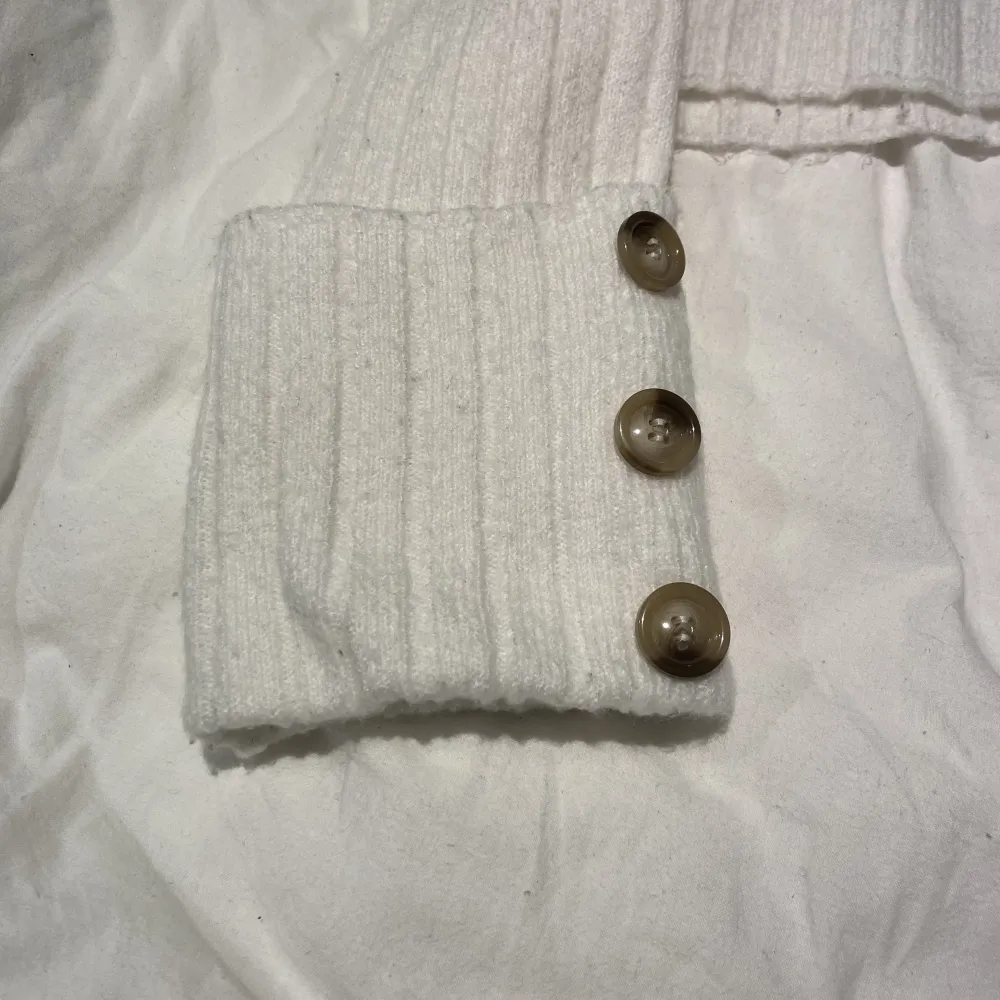 Stickad tröja från NA-KD med längre ärmar med knappar på. Tröjor & Koftor.