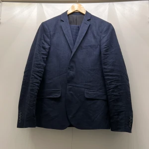 Linnekostym - Kostym i linne från HM Premium. Använd 1 gång. Storlek 48/medium.