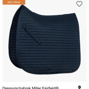 Schabrak - Hejsan! säljer detta dressyrschabrak då det aldrig har använts så det är i helt nytt skick har dock tagit av lappen. Det är ett marinblått schabrak i storlek full💕