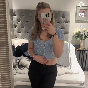 Sommartopp!  - Gullig Sommartopp! Perfekta färger nu till sommaren!! Knappar, så den funkar även som en gullig kofta! Köpt från shein Storlek S/M Pris 45