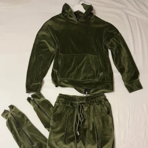 Mjukis set sammet - Ett helt oanvänd mjukis set i grön sammet, khaki/olivgrön. 