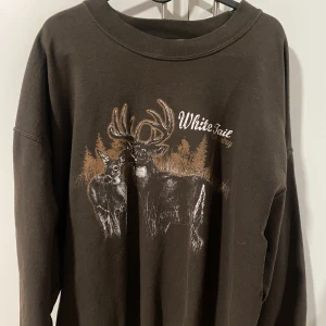 Vintage - Hej säljer en vintage sweatshirt i storlek M men den är overzised fit så passar alla storlekar runt de. Har du några frågor eller annat tveka inte på att höra av dig