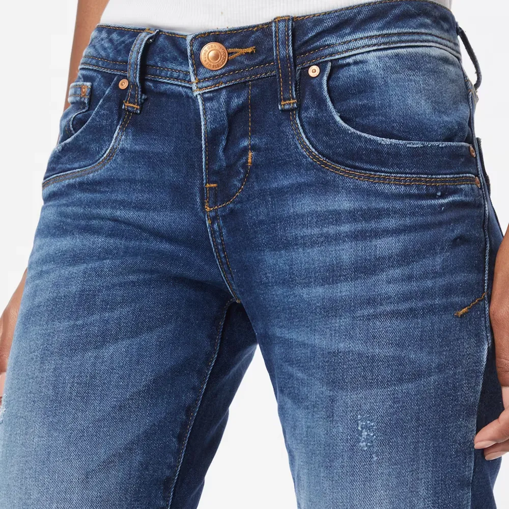 Säljer mina ltb jeans i modellen valerie, storleken är 28/32, säljer dom då dom är lite för stora för mig i midjan, kom privat för fler bilder 💕. Jeans & Byxor.
