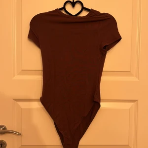 Body - Mörk brun body i storlek petite s, aldrig använd