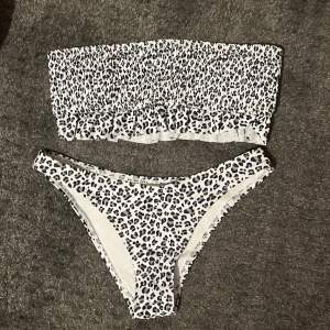 Säljer helt ny bikini aldrig använd/aldrig provat🙂 svart vit leopard tryck stolek M på båda delarna 
