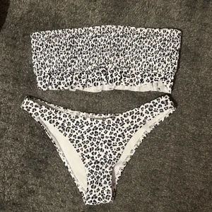 Bikini leopard  - Säljer helt ny bikini aldrig använd/aldrig provat🙂 svart vit leopard tryck stolek M på båda delarna 