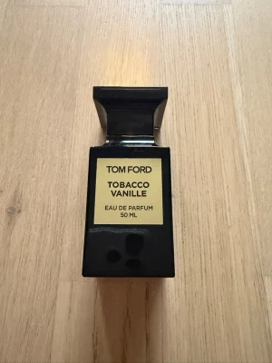 Tom Ford - Tobacco Vanille 50ml - Säljer min Tobacco Vanille 50ml från Tom Ford. Uppskattningsvis 45ml kvar.