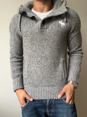 Abercrombie & Fitch Stickad Hoodie - Sjukt snygg A&F Stickad Hoodie | Mycket bra skick | Storlek S | Modell 175cm, 69kg | Hör av vid funderingar! Skickas direkt med instabox!