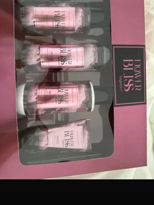 Flower Bliss presentset skönhet - Säljer ett Flower Bliss presentset med flera produkter i rosa förpackningar. Setet innehåller flaskor och tuber med matchande design, perfekt för dig som vill unna dig något extra inom skönhet. Allt kommer i en snygg presentförpackning.