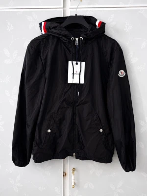 Moncker Windbreaker - Säljer en helt ny Moncler Windbreaker som jag fick i födelsedagspresent men den var för liten. Den är storlek L/3 men den lutar mer åt M hållet. Kom dm för mer information 🙂 