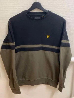 Lyle & Scott sweatshirt/tröja – grön & svart – storlek S 🦅 - Snygg Lyle & Scott sweatshirt/tröja i grön och svart färg, storlek S. Klassisk och stilren design som passar perfekt till en casual, streetwear eller preppy outfit. 🖤💚 Fint skick och inga kända fel. Säljes eftersom den inte kommer till användning.
