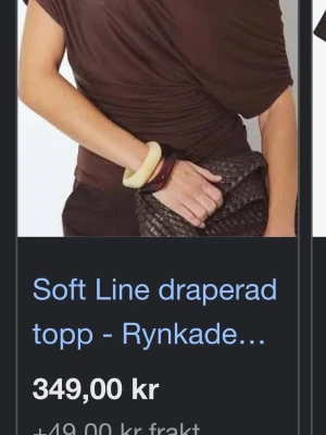 Draperad topp brun - Perfekt topp till hösten. Säljer denna fina draperade bruna toppen i nytt skick från NA-KD som endast är använd en enda gång