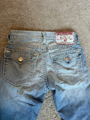 True Religion blå jeans - Säljer ett par raka blå jeans från True Religion. 