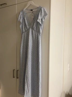 Midi dress - Super fin och gullig klänning, prislappen är fortfarande kvar! Den är i storlek L men passar även dig som har storlek M!