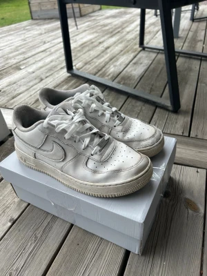 Vita Nike Air Force 1 sneakers - Säljer ett par vita airforce 1, dem är i bra skick, lite sämre längst fram på vänster skon men annars inget. Orginalboxen fås med vid köp