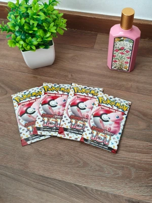 4-Pack-Pokémon Scarlet and Violet 151 Packs - Hej! Säljer helt nya och aldrig öppnad 4st Pokémon packs från Scarlet and Violet 151 series. Skickar samma dag!