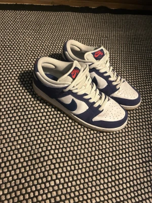 SB Dunk LA Dodgers låga sneakers - Snygga Nike skor använda en del men är fortfarande i väldigt bra skick 