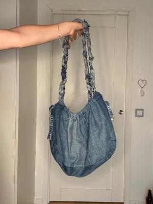 Blå jeans shoppingväska med flätade band