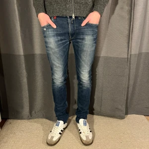 Replay jeans - Tja! Säljer detta riktigt feta paret jeans från Replay!|Modell: Jondrill| Nypris runt 1600kr, vårat pris 499kr!| Mycket gott skick och inga defekter mm!|Vid fler frågor tveka inte att höra av dig!