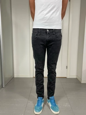 Replay Anbass Jeans - Säljer nu dessa Replay Anbass Jeans. W32 o L30 med mått ca 40,5 o 100 cm. Moddelen är 183 och väger 68 kg. skriv för fler bilder/frågor🙌🏼