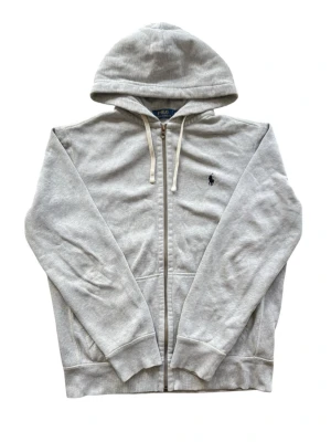 Ralph Lauren Zip Hoodie Grå storlek L - Ralph Lauren Zip Hoodie Grå storlek L i mycket bra skick!