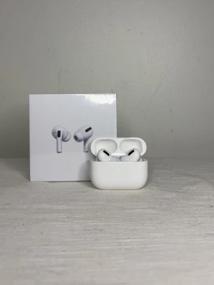 Helt nya oanvända airpods - Snygga air pods i med laddningsetui. Hörlurarna har en stilren och kompakt design med silikonproppar för bra passform. Perfekta för musik, poddar och samtal. Laddningsetuiet är också vitt och har en smidig magnetisk stängning.