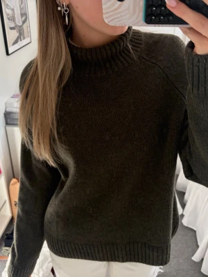 Mörkgrön stickad tröja - Mysig mörkgrön stickad tröja med rund halsringning och ribbade muddar vid ärmslut och nederkant. Är i väldigt bra skick 100% ull!💗 orginalpris: ca 900kr säljer för 700kr men kan bli billigare vid snabb affär!