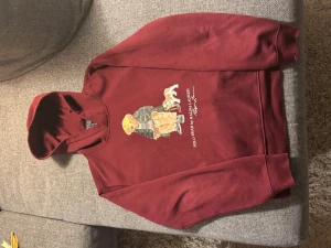 Ralph lauren hoodie - Tjenare! Säljer denhär tvär feta polo bear hoodien från Ralph lauren🤩 Perfekt nu till hösten 🍁 Nyckick, användt väldigt få gånger och inte haft den länge. nypris- 1490kr. Hör av dig vid minsta lilla fundering👍
