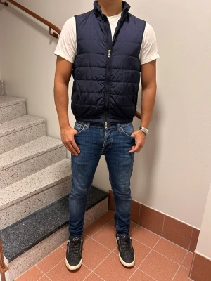 Oscar Jacobson Väst (i princip helt ny) - Säljer denna stiliga Oscar Jacobson västen i toppskick. Inga deffekter! Storlek: XS. Nypris: 2000. Är perfekt att ha nu på hösten när kylan närmar sig. Kan gå ner i pris vid eventuell snabb affär. Tveka inte på att höra av er🤝🫡