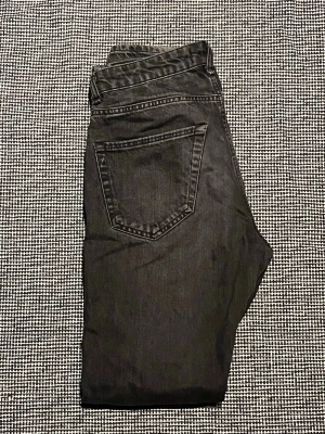 Svarta slim fit jeans Jack & Jones - Säljer ett par svarta loose fit jeans från Jack & Jones. Jeansen har klassisk femficksdesign, bälteshällor och knappgylf. Materialet är denim i bomull och passformen är avslappnad och trendig.