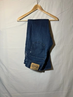 Blå slim fit jeans Replay - Snygga blå slim fit jeans från Replay med klassisk femficksdesign och läderpatch bak. Jeansen har en något tvättad look och raka ben. Perfekta till en avslappnad stil och passar till det mesta i garderoben. Skriv vid minsta intresse, pris kan diskuteras.
