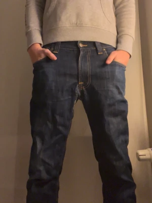 Nudie jeans - Säljer ett par blåa nudie jeans. Riktigt feta slitningar perfekt till alla outfits. W32 L34 tveka inte och höra av dig om du har några funderingar!😁