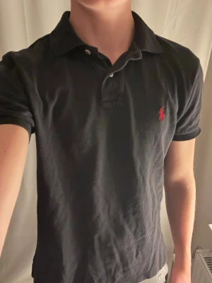Svart pikétröja från Polo Ralph Lauren - Säljer denna svarta Ralph lauren pike för mycket bra pris. Hör av dig vid frågor!😁