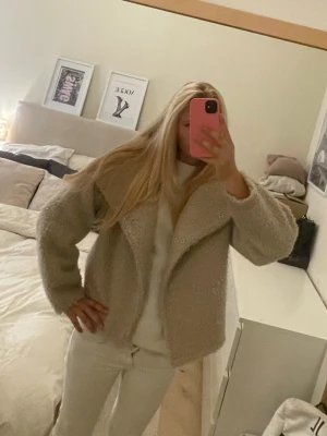 Beige teddyjacka  - Säljer en supermjuk och fluffig beige teddyjacka från Gina Tricot. 💕Den är jätte mysig och perfekt till höst och våren.😇Säljer då den tyvärr inte kommer till användning längre. 🥰Den är i toppen skick och nypris är 699kr.💖