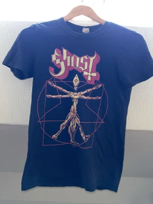 Ghost T-shirt strl xs  - Säljer en snygg Ghost T-shirt i mycket fint skick. Tröjan är i storlek S och åt det slim hållet. Men inte så mycket. Kom gärna med bud.😊