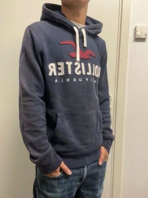 Hollister hoodie - Riktigt fet hoodie ifrån Hollister i storlek S. Mycket bra skick. Modellen är 173cm, 64kg. Pris kan diskuteras!!
