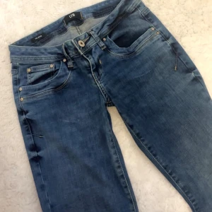 Blå jeans från LTB - Säljer ett par lågmidjade bootcut jeans från Ltb i storleken 25/30 och de har Aldirg blivit använda💓💓💓. Passar xs-S☺️