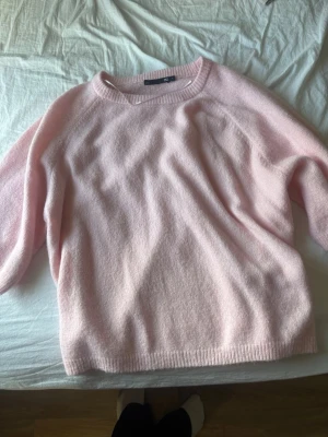 Ljusrosa stickad t shirt från lager 157 - Mysig ljusrosa stickad t shirt från lager 157. Tröjan har en avslappnad passform . Perfekt för att hålla värmen under kyliga dagar. Storlek S💕💕